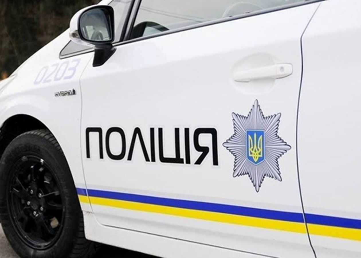 Поліція перевіряє підозріле авто біля Голосіївського ТЦК у Києві