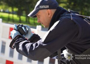 В Одесі чоловік з ножами поранив поліціянтів