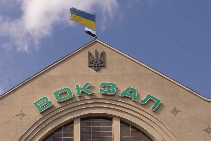 На вокзалах України замайорів біло-чорний прапор: що означають ці кольори