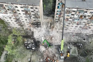 Багатоповерхівка у Києві, яку росіяни зруйнували ракетою. Фото з висоти пташиного польоту