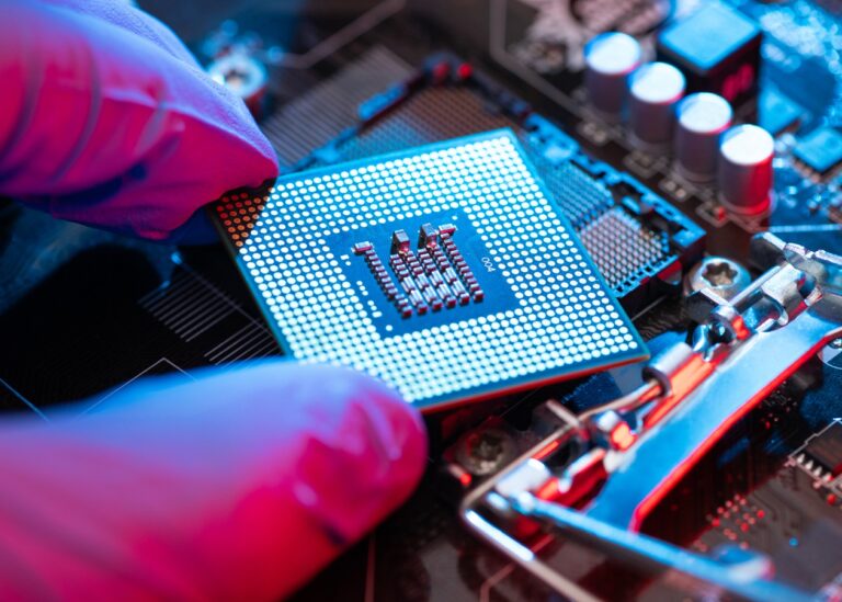 Офіційний імпорт американських процесорів до Росії обвалився на 95%
