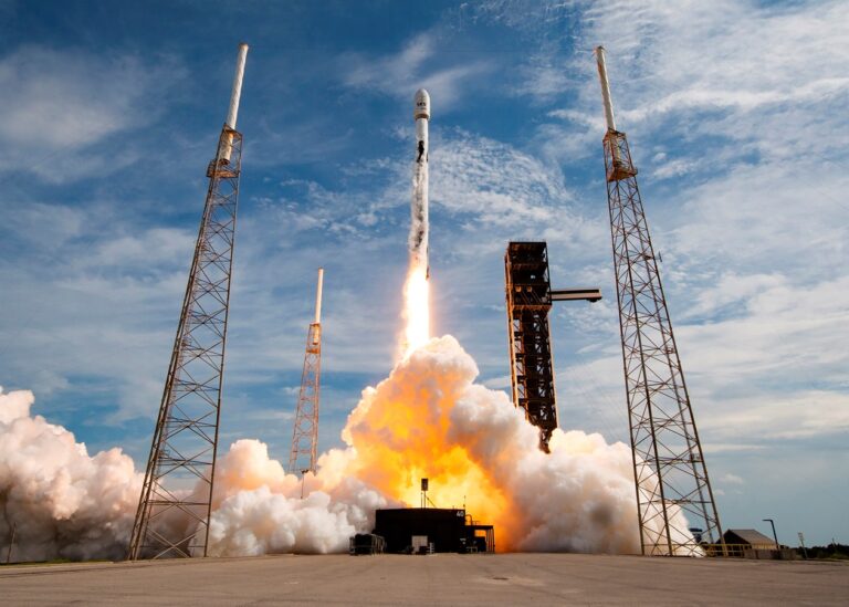Компанія SpaceX запустила у космос два супутники зв’язку