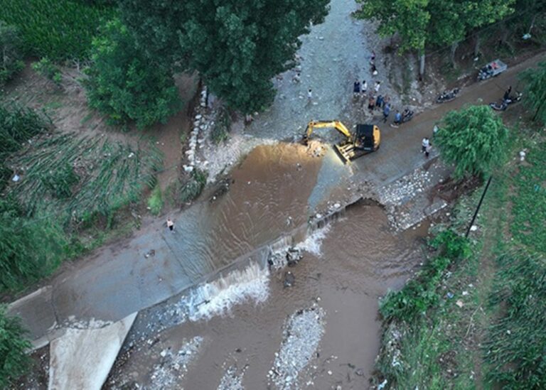 У Китаї через потужні зливи десятки загиблих