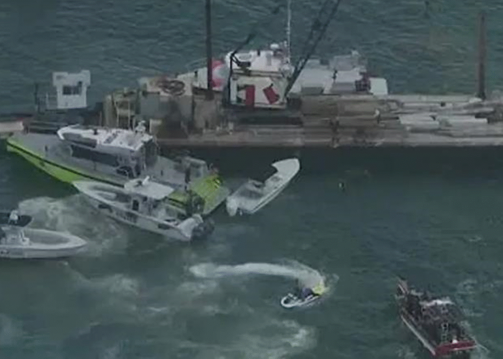 У Маямі баржа зіткнулася з човном, загинули діти