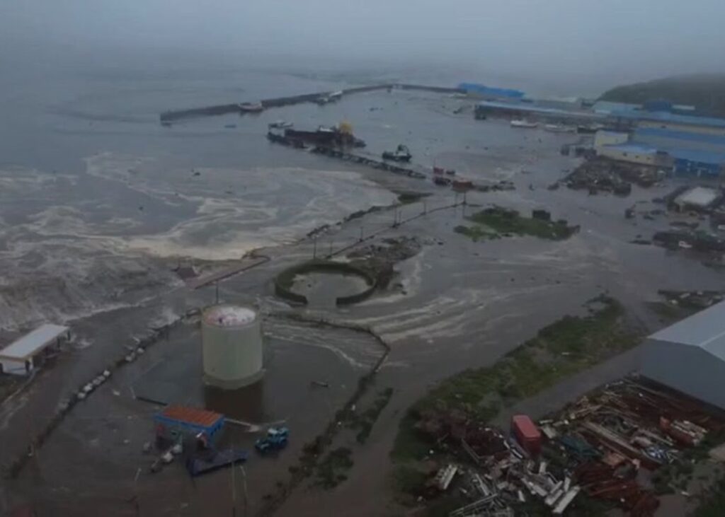 Цунамі змило завод на Камчатці