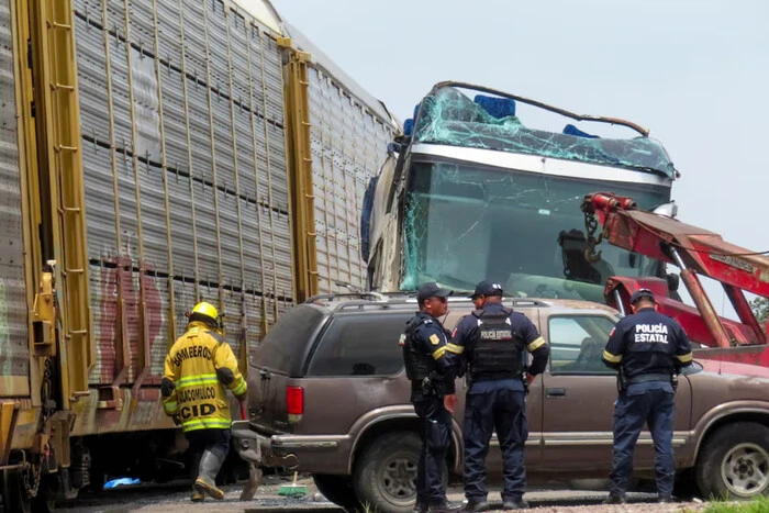 У Мексиці поїзд зіткнувся з автобусом: є загиблі та поранені