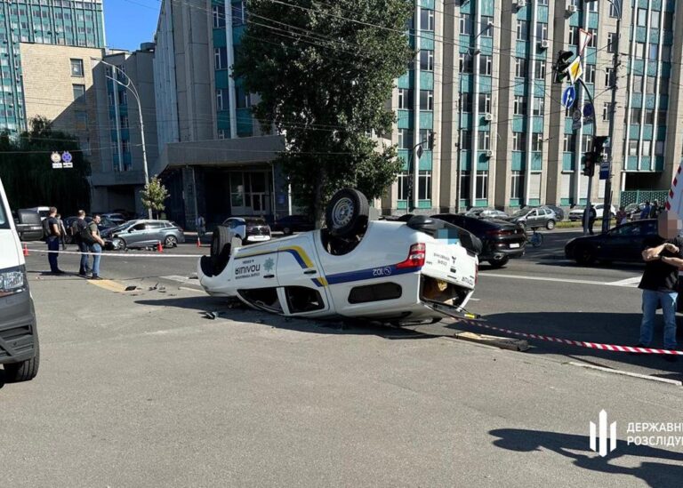 У Києві перекинулось авто поліції, є загиблий