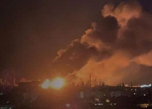Атака БпЛА зупинили головну установку найбільшого НПЗ Роснафти - ЗМІ