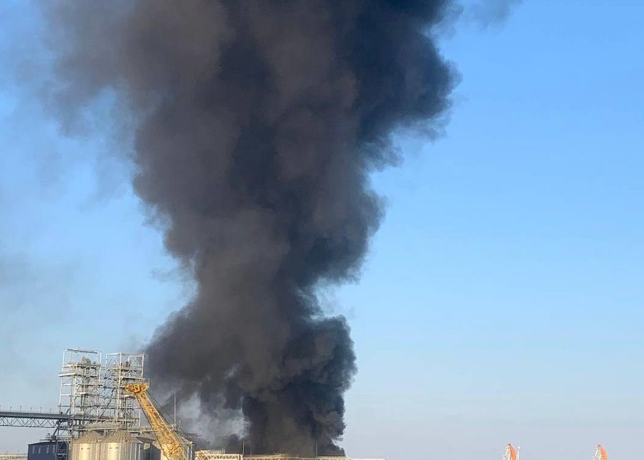 У порту Чорноморська спалахнула потужна пожежа