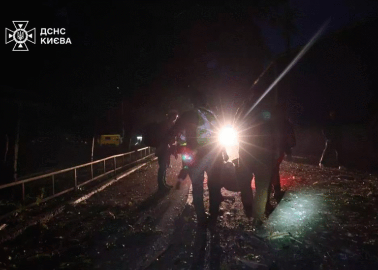 Обстріл Києва: патрульні показали перші хвилини після удару