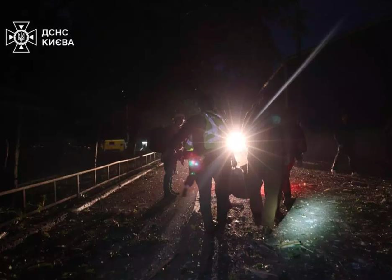 Обстріл Києва: патрульні показали перші хвилини після удару