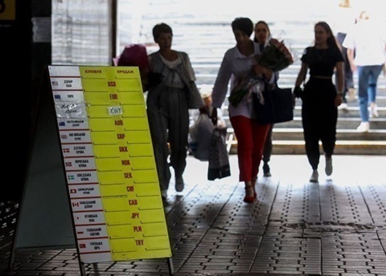 Курс долара в Україні впав третій день поспіль