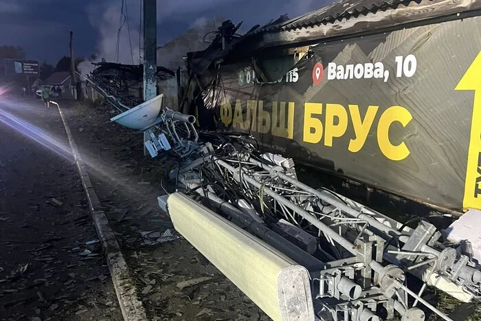 Негода на Київщині. Блискавка влучила у мобільну вежу в Хотянівці та спричинила масштабну пожежу