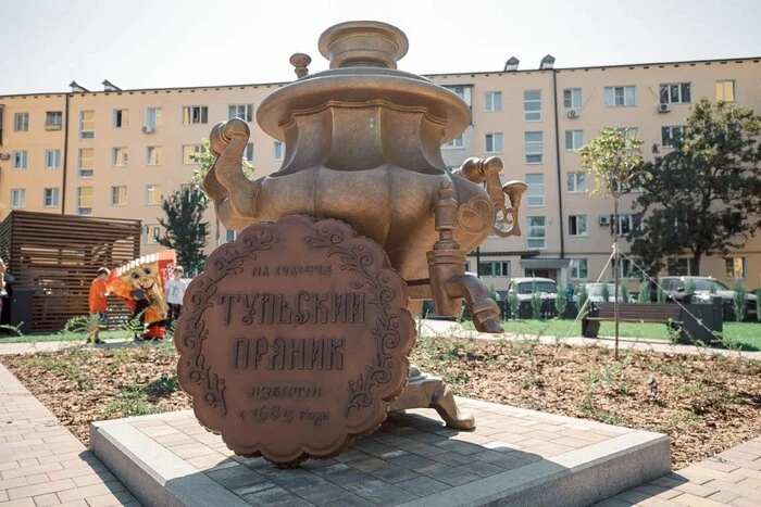 У Маріуполі окупанти поставили памʼятник прянику і самовару