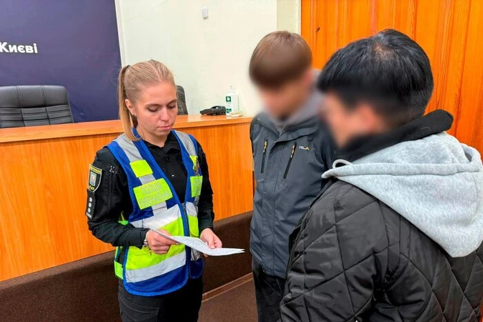 У Києві троє підлітків побили школяра на дитячому майданчику