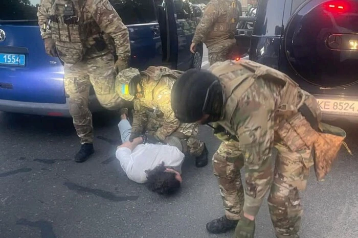 Побив і кинув непритомного на дорозі. Що відомо про водія Mercedes, який напав на велосипедиста