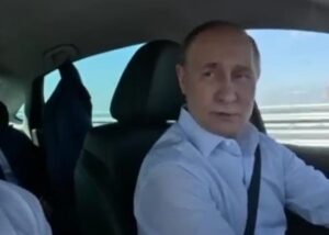 В Росії обвалився продаж машини для чиновників, яку рекламував Путін