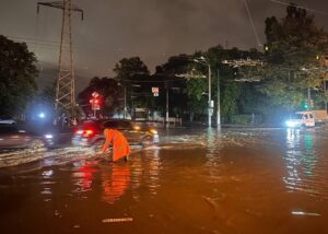Негода в Одесі: вулиці підтоплені, водолази шукають зниклу людину