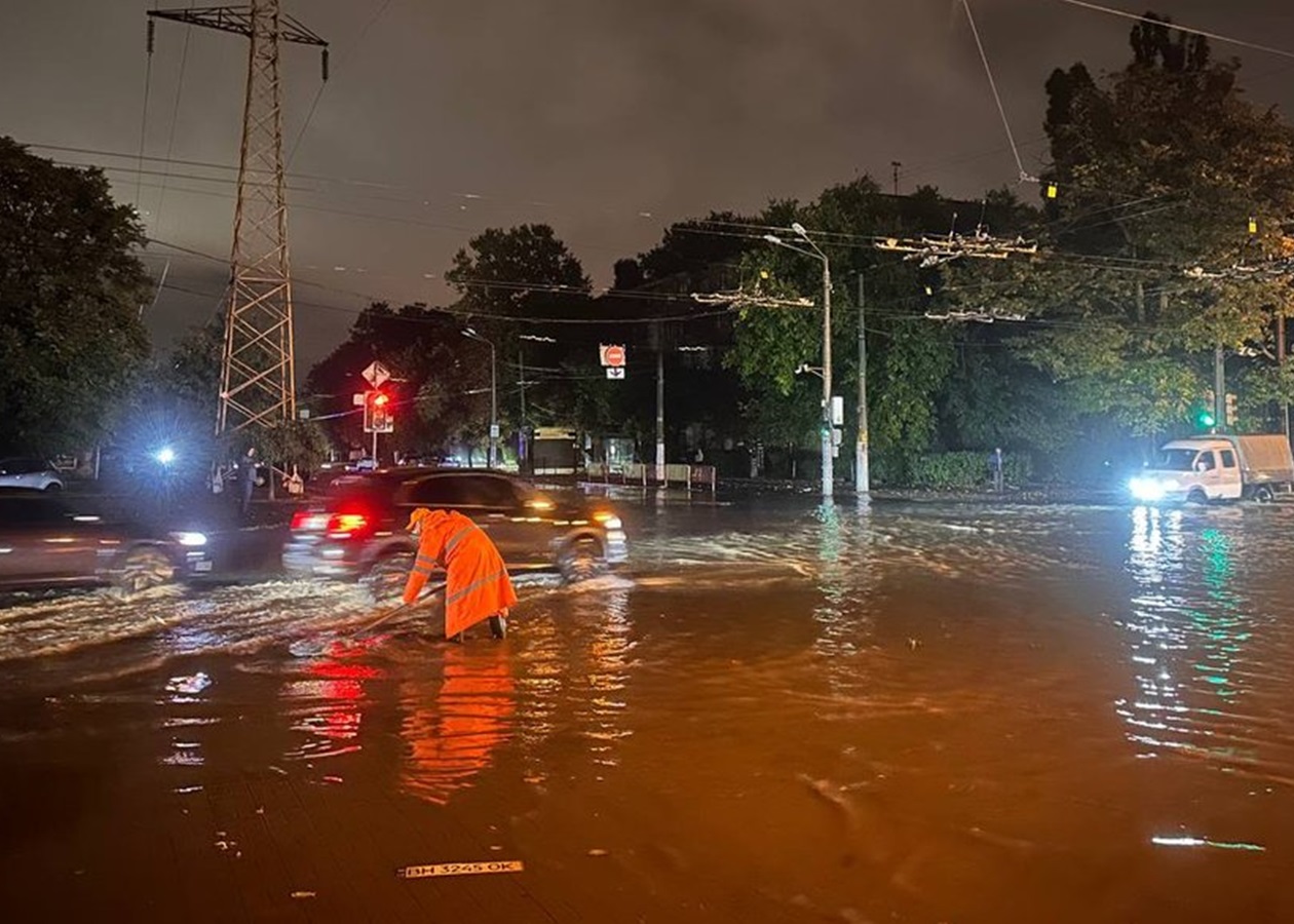 Негода в Одесі: вулиці підтоплені, водолази шукають зниклу людину