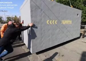У Херсоні показали встановлення мобільного укриття