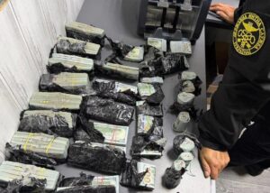 На кордоні знайшли майже $1 млн під капотом авто