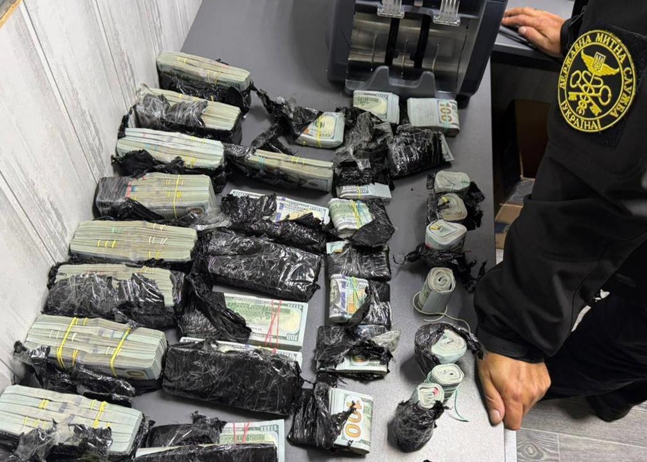 На кордоні знайшли майже $1 млн під капотом авто