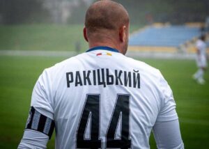 Ракіцький б'є головою, та не у ворота, а суперника