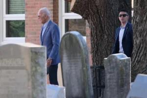 Байден із шрамом на лобі вперше за довгий час з’явився на публіці