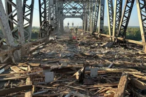 З’явились кадри пошкодженого російським ударом мосту у Кременчуці