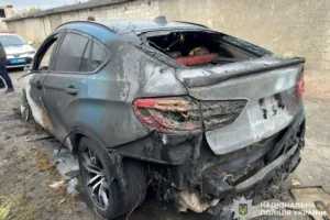 Підпал автівок в Оболонському районі: поліція затримала 18-річного юнака (фото)