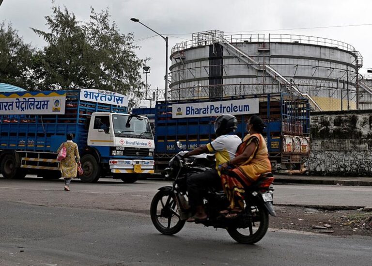 НПЗ Індії готуються скоротити імпорт російської нафти – ЗМІ