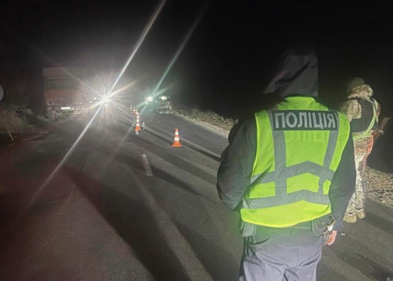 На блокпості під Одесою фура збила двох військових