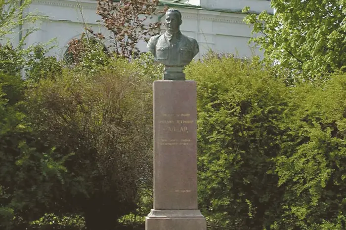 У Каневі демонтовано пам'ятник радянському письменнику Гайдару