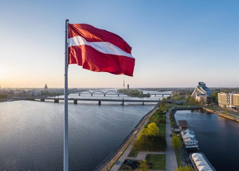 Латвія скорочує підтримку українських біженців