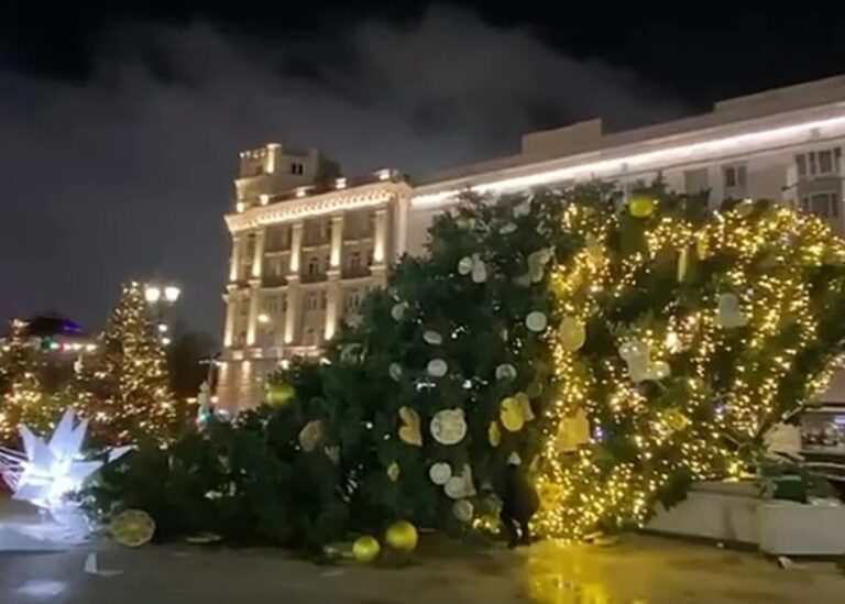 У Москві впала новорічна ялинка