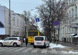 У центрі Києва в проваллі дороги застряг тролейбус