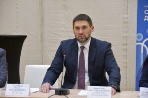 Заступник голови НАЗК Микола Корнелюк купив «крузак» у прокурора Дмитра Лодочникова — фігуранта скандалів часів Януковича