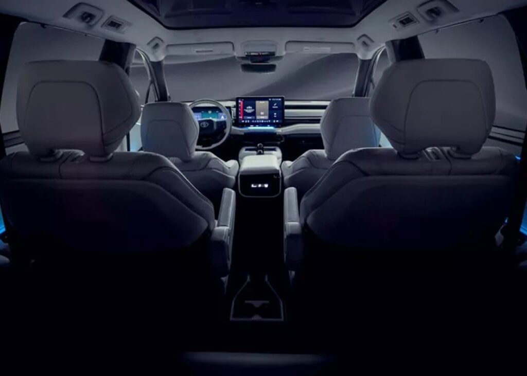 Toyota тизерить новий трирядний кросовер