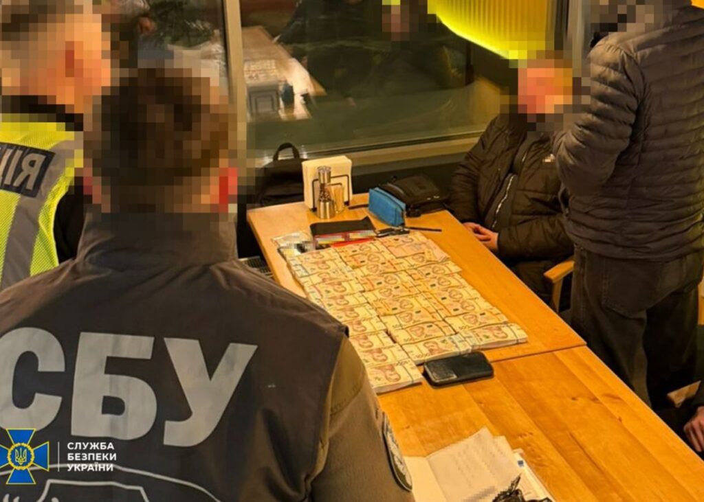 Посадовця КМДА викрили на "відкатах" за постачання обладнання до шкіл