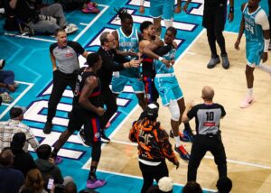 Гаряча ніч у НБА: у двох матчах спалахнули бійки