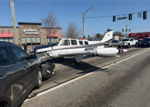 У США літак сів на міське шосе