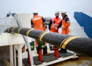 З дна океану підіймають перший оптоволоконний трансатлантичний кабель