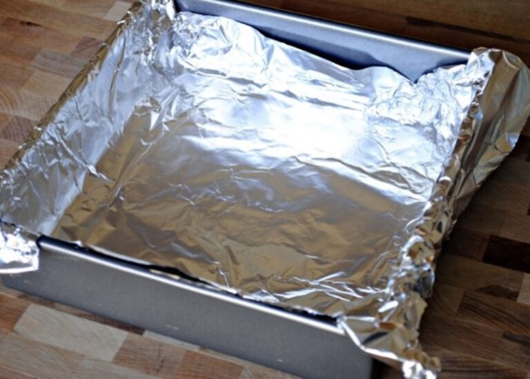 Блискуча чи матова: яка сторона фольги є безпечною при куховарстві