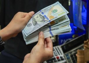 Курс гривні зміцнюється на початку тижня