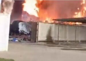 Вітер "збільшив" пожежу на нафтобазі в РФ