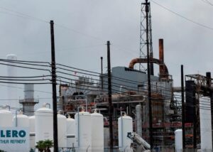 Потужний вибух стався на нафтопереробному заводі у США