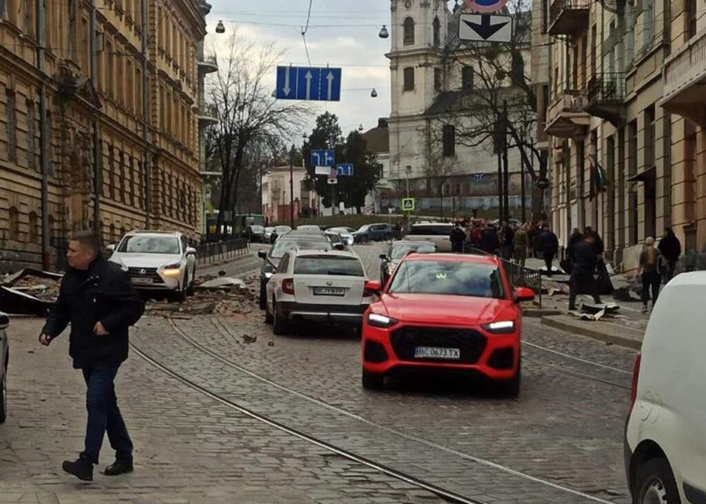 Обстріл Львова: є нові влучання, кількість постраждалих зросла