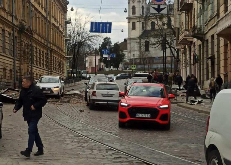 Обстріл Львова: є нові влучання, кількість постраждалих зросла