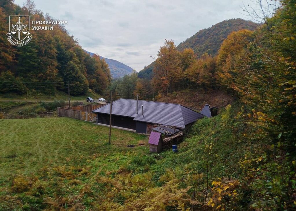 Лісничий з Закарпаття збудував маєток на самовільно захопленій ділянці