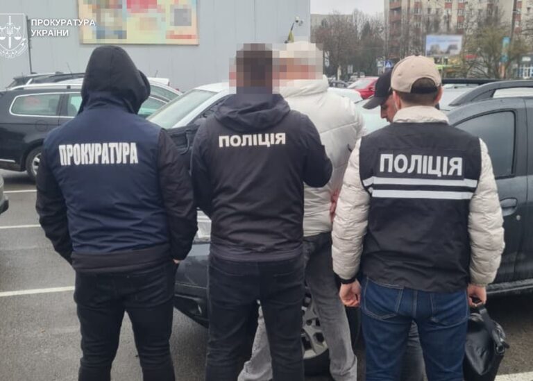 Львівський ексдоцент продавав "роботу в Інтерполі" для виїзду за кордон